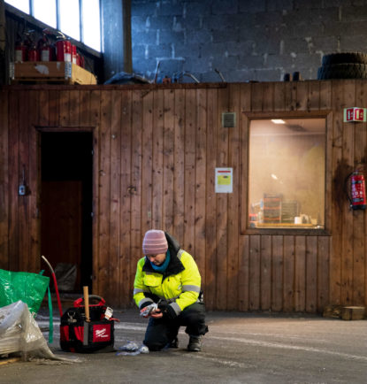 En avfallsrådgiver henter innhold i bygning som skal rives