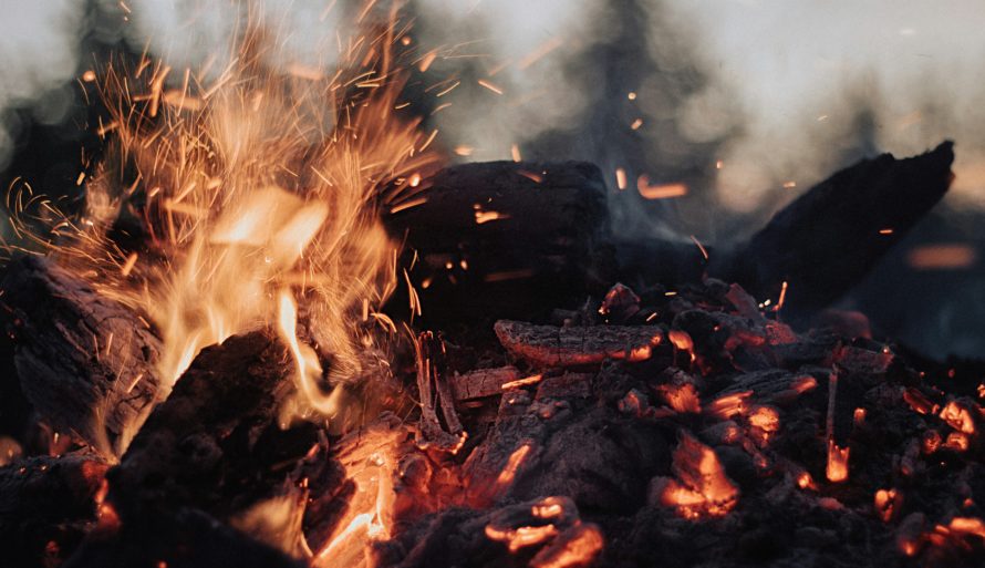 Vær forsiktig med hva du brenner på bålet, avfallsfri betyr ikke at du kan brenne opp alt avfall