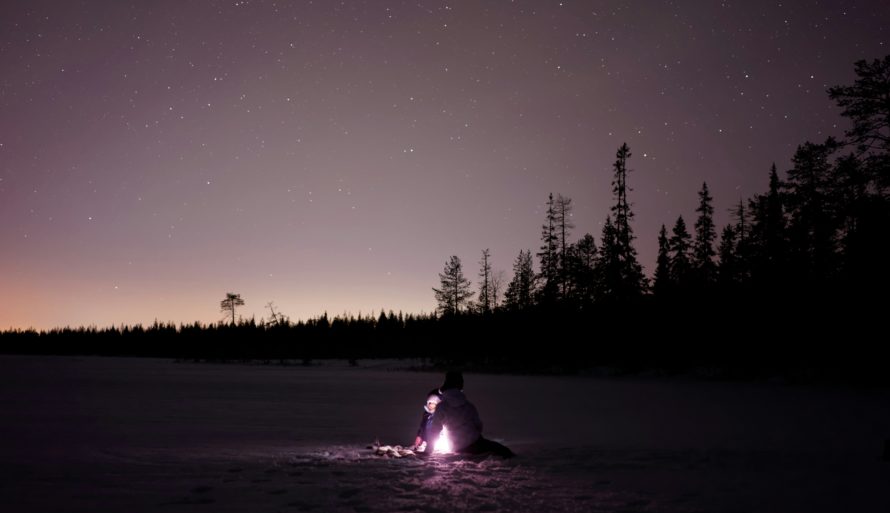 En stjerneklar vinternatt med et telt med lys inni